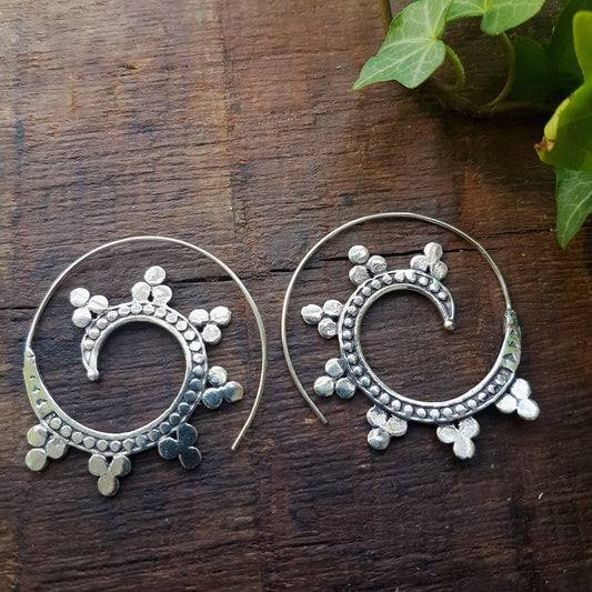 Silver threader earrings in open hoop spiral design. Boho tribal style in a unique hammered metal disc wave pattern. 1.75 inch diameter. - Vintage India Ca