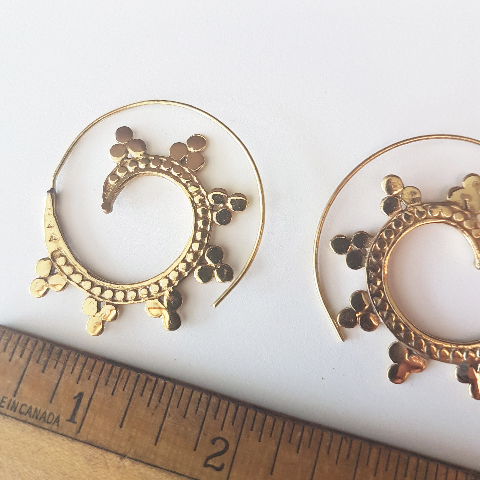 Gold threader earrings in open hoop spiral design. Boho tribal style in a unique hammered metal disc wave pattern. 1.75 inch diameter. - Vintage India Ca