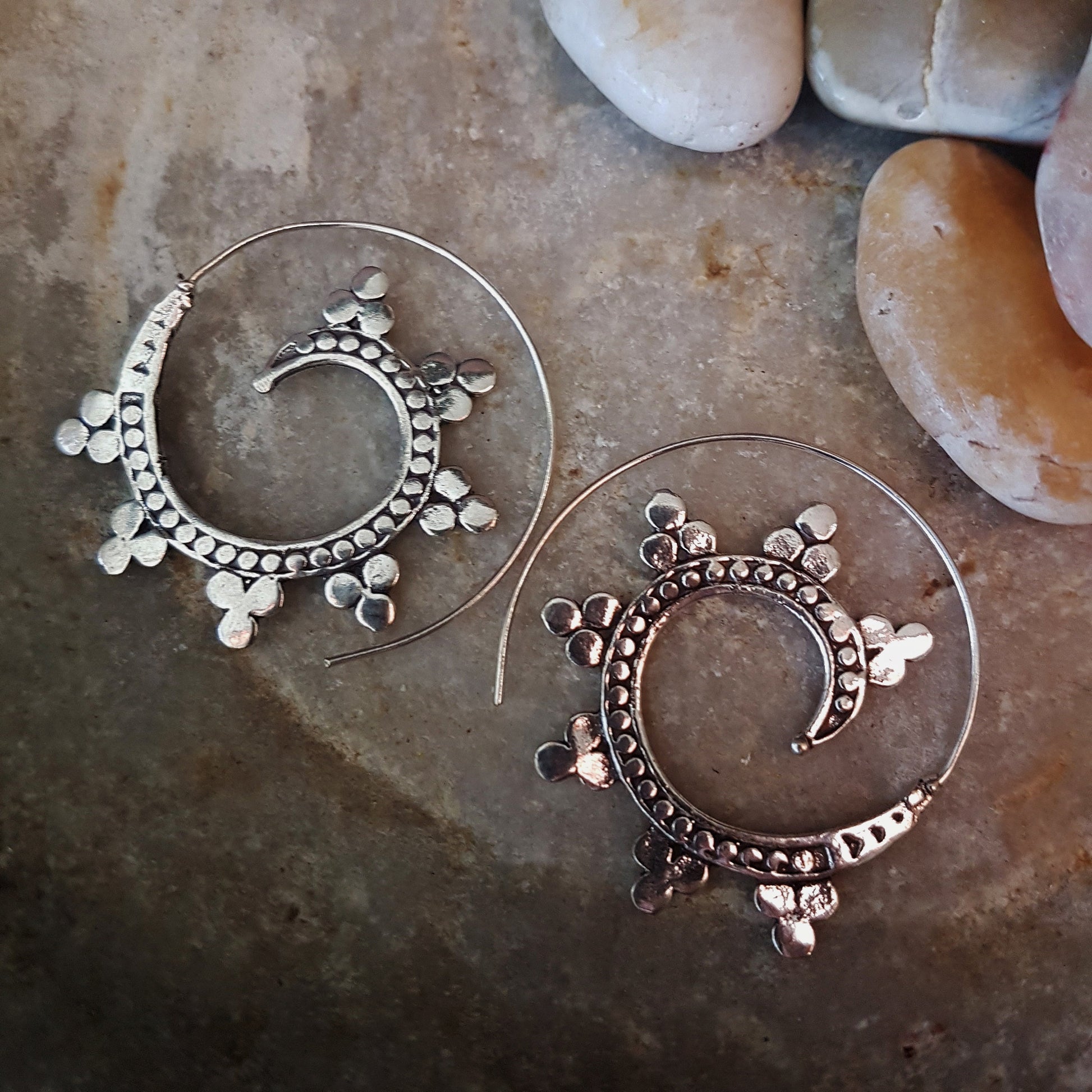 Silver threader earrings in open hoop spiral design. Boho tribal style in a unique hammered metal disc wave pattern. 1.75 inch diameter. - Vintage India Ca