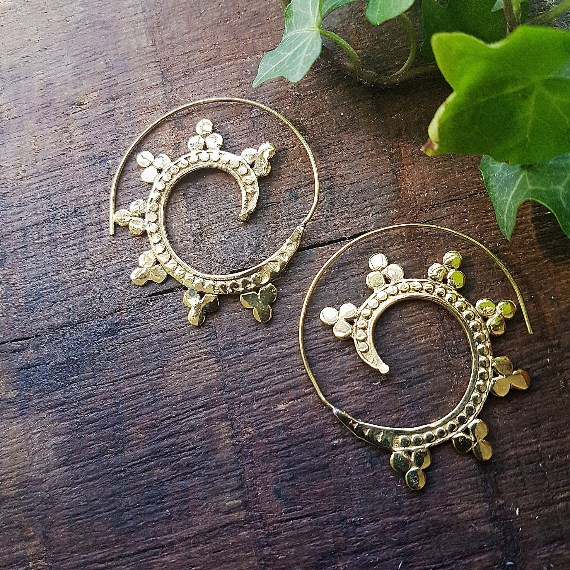 Gold threader earrings in open hoop spiral design. Boho tribal style in a unique hammered metal disc wave pattern. 1.75 inch diameter. - Vintage India Ca