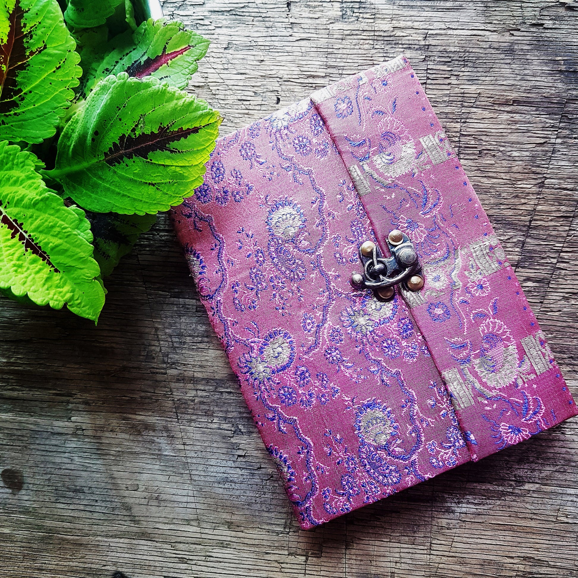 Vintage fabric sketchbook journal 5 by 7 inches. One of a kind blank book with artisan paper pages. Medieval look bronze metal lock closure. - Vintage India Ca