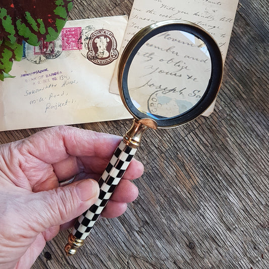 Fine vintage design magnifying glass with marquetry handle in black & white bone and horn. Brass old world style hand lens. Antique office. - Vintage India Ca