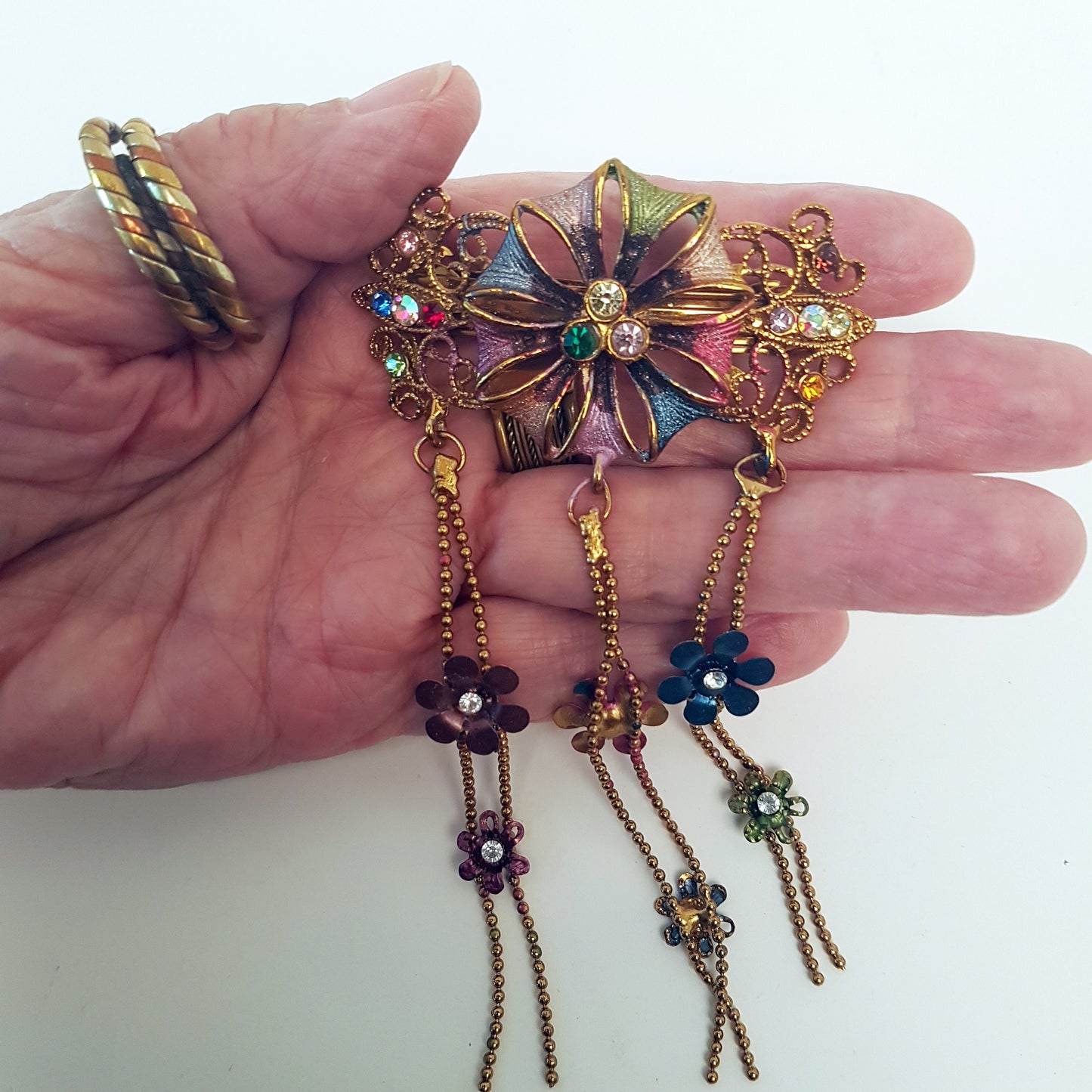 Barrette à cheveux vintage dans un motif floral médiéval. Bijoux de cheveux avec strass dans des tons doux de rose et de bleu. Détails en métal doré.
