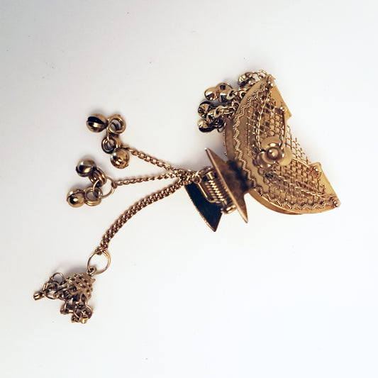 Barrette à pince en métal doré rose vintage. Bijoux de cheveux anciens. Pince à cheveux en filigrane de bronze avec 3 délicats pompons métalliques pendants.