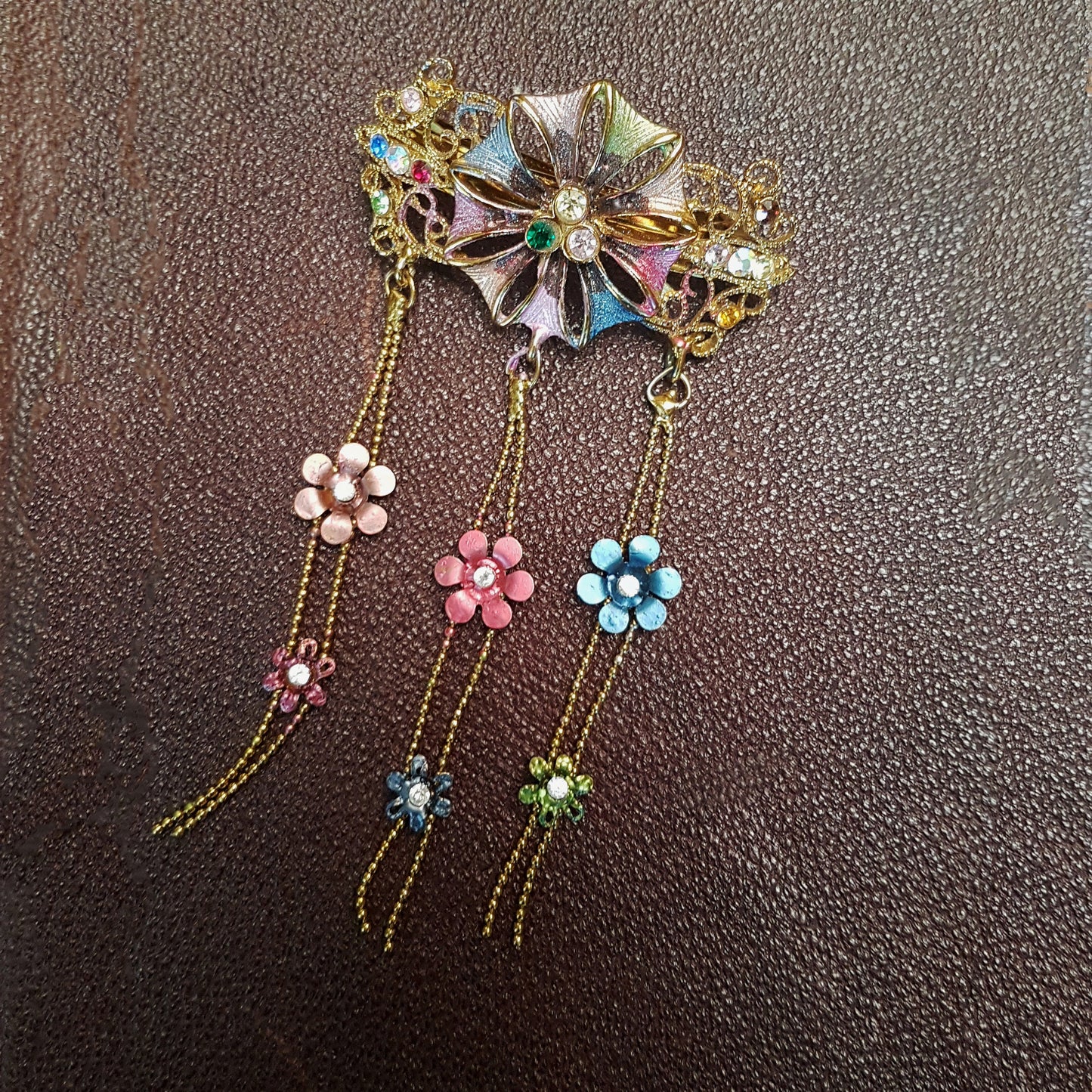 Barrette à cheveux vintage dans un motif floral médiéval. Bijoux de cheveux avec strass dans des tons doux de rose et de bleu. Détails en métal doré.