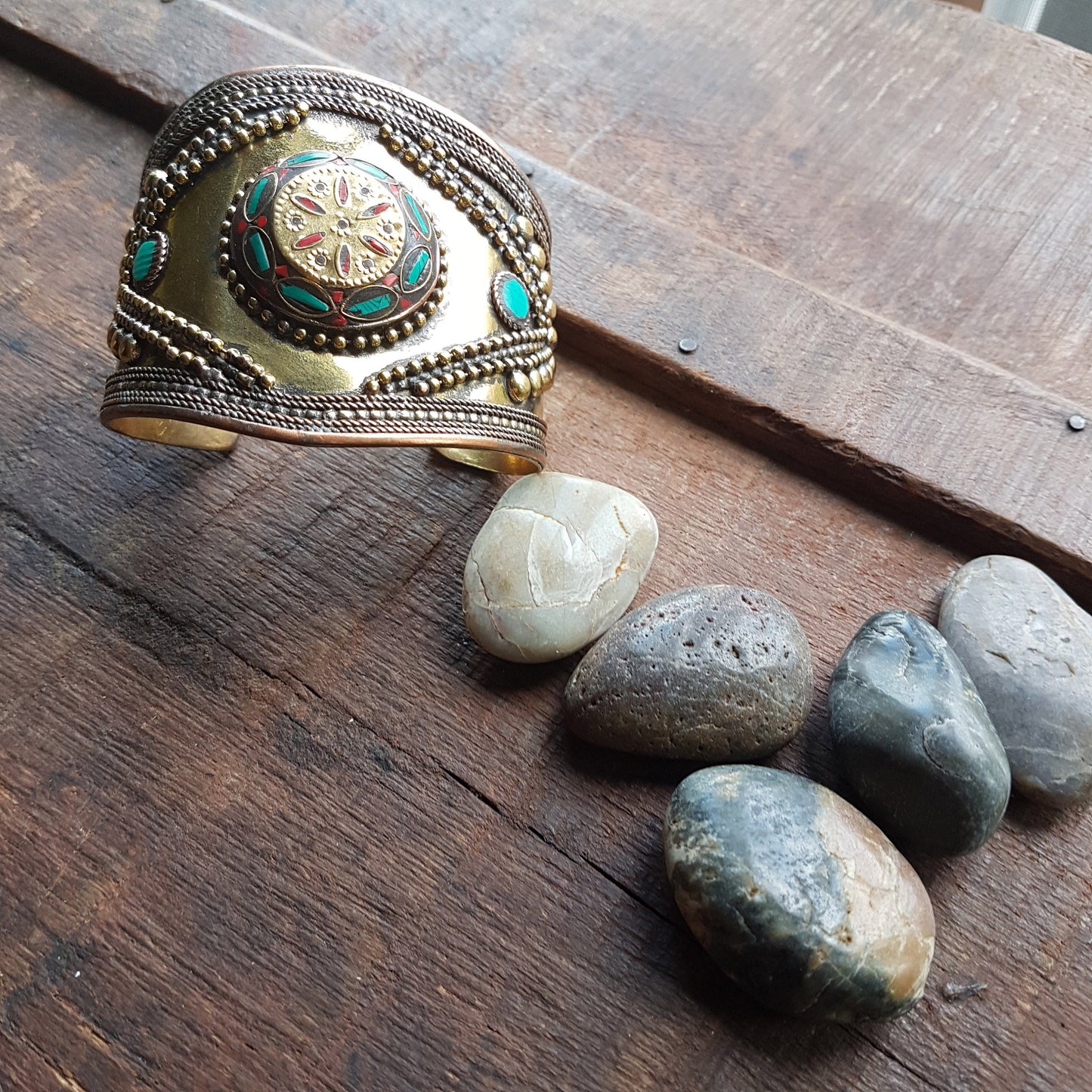 Bracelet manchette en bronze de style médiéval vintage. Serti de pierres tibétaines turquoise et corail. Spectaculaire brassard d'armure de ton doré neutre en matière de genre.