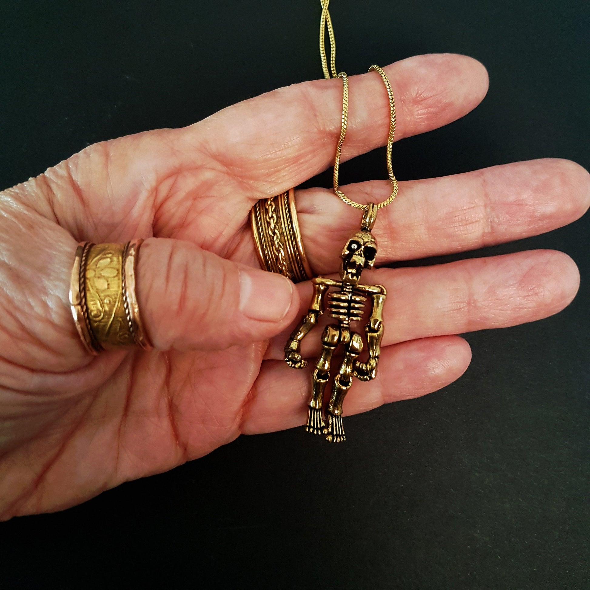 Pendentif squelette gothique avec bras et jambes mobiles Finition argent étain, Métal, Pas de gemme Pendentif squelette gothique avec bras et jambes mobiles Finition argent étain, Métal, Pas de gemme