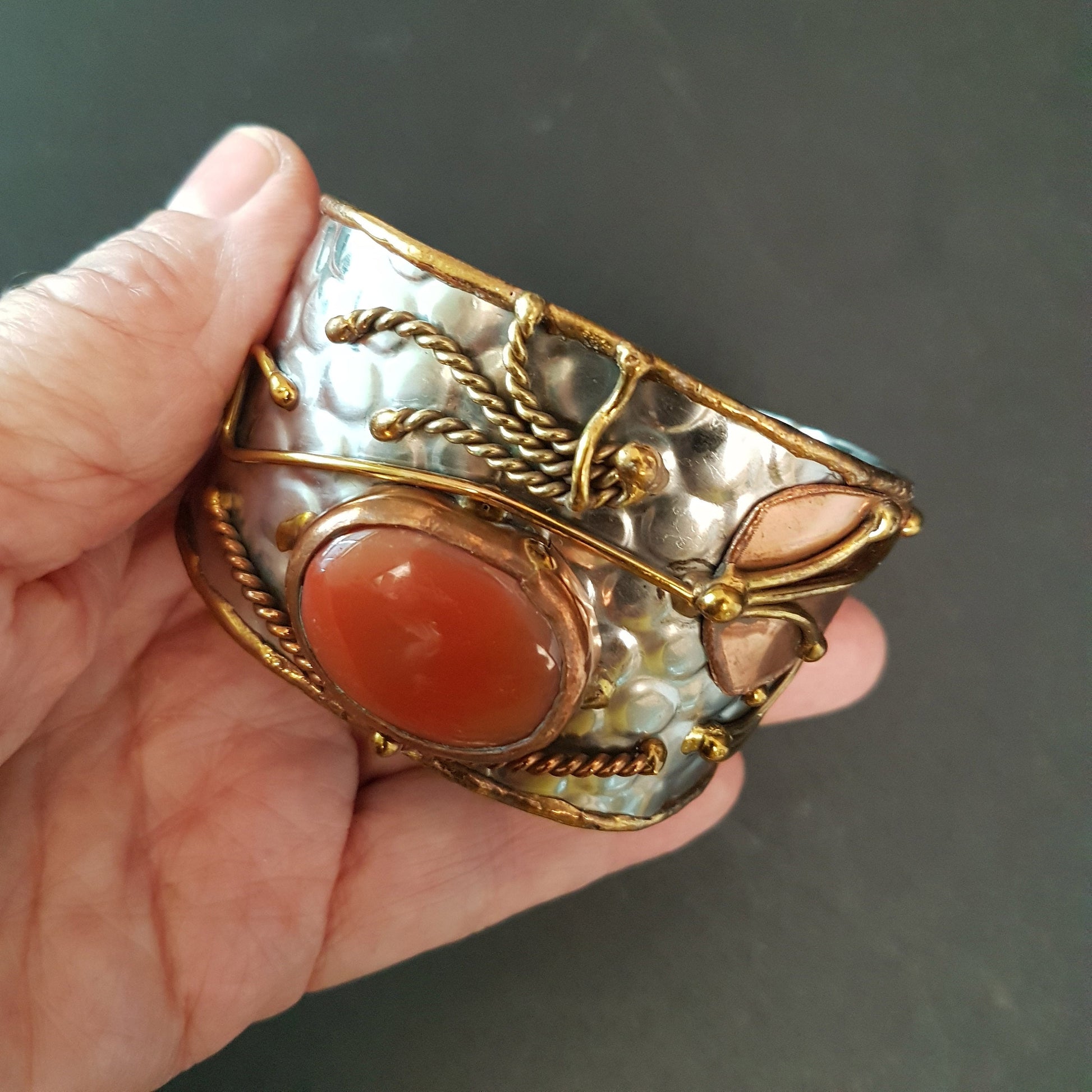 Vintage silver cuff bracelet with a large oval carnelian stone. Celtic trimetal medieval handwrought design. Copper & brass on silver metal. - Vintage India Ca