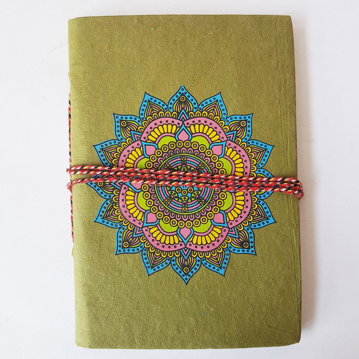 Carnet de notes mandala au design multicolore vif 5 x 7 pouces. Journal de rêve avec pages de papier lignées faites à la main. Thérapie journalière.